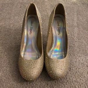 Bought them for a wedding and they were never worn again. looking for 25